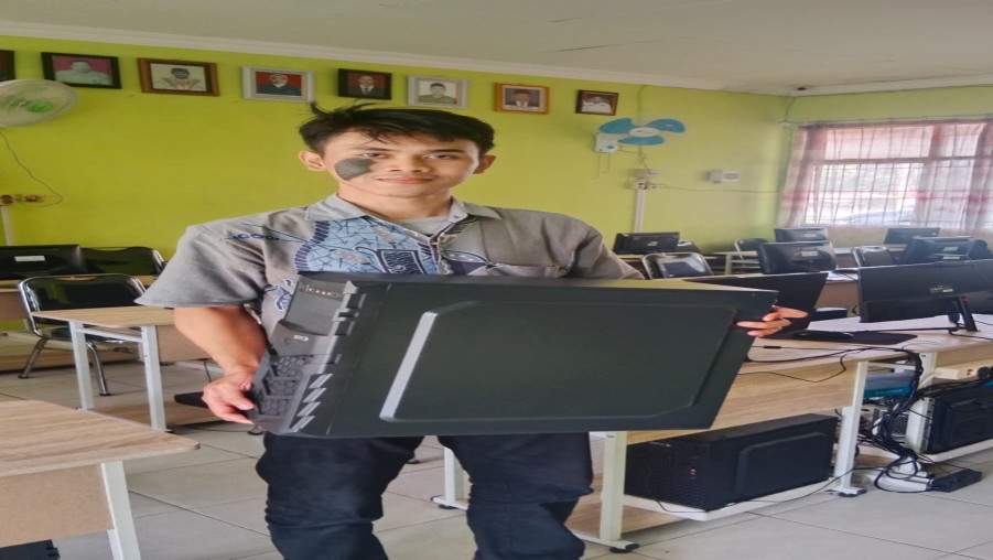 Komite MIN 2 Bandar Lampung Sumbang 7 Unit CPU untuk Lab Komputer