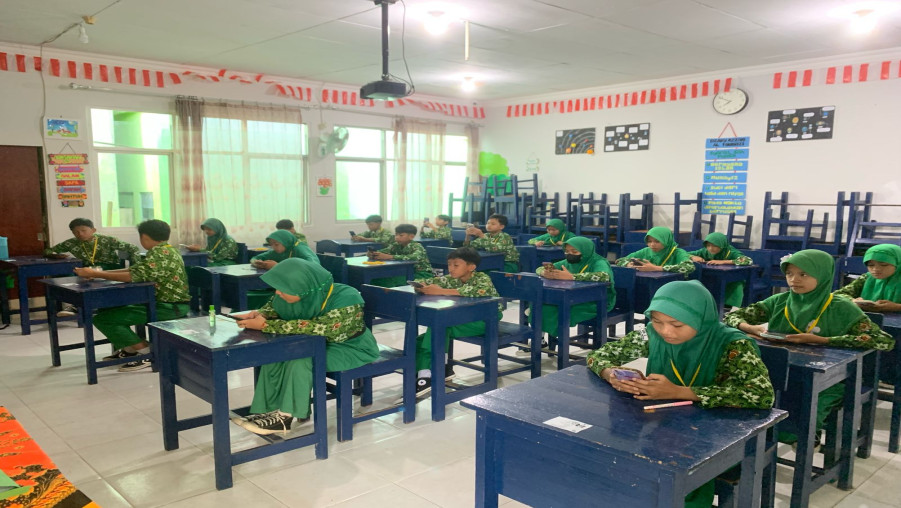 Hari Pertama Ujian Madrasah Berbasis CBT di MIN 2 Bandar Lampung Berjalan Sukses