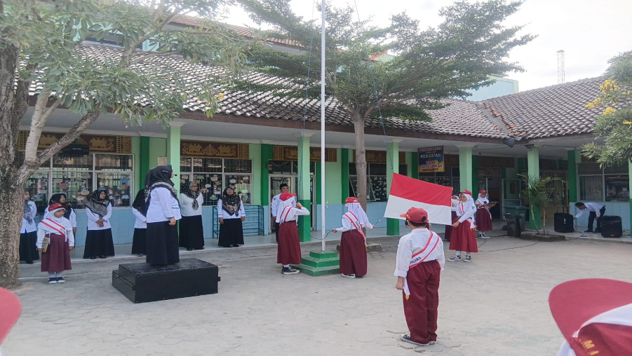 Koordinator Bidang Kurikulum MIN 2 Bandar Lampung Ajak Siswa Amalkan Empat Kata Ajaib dalam Upacara Bendera Penuh Hikmat