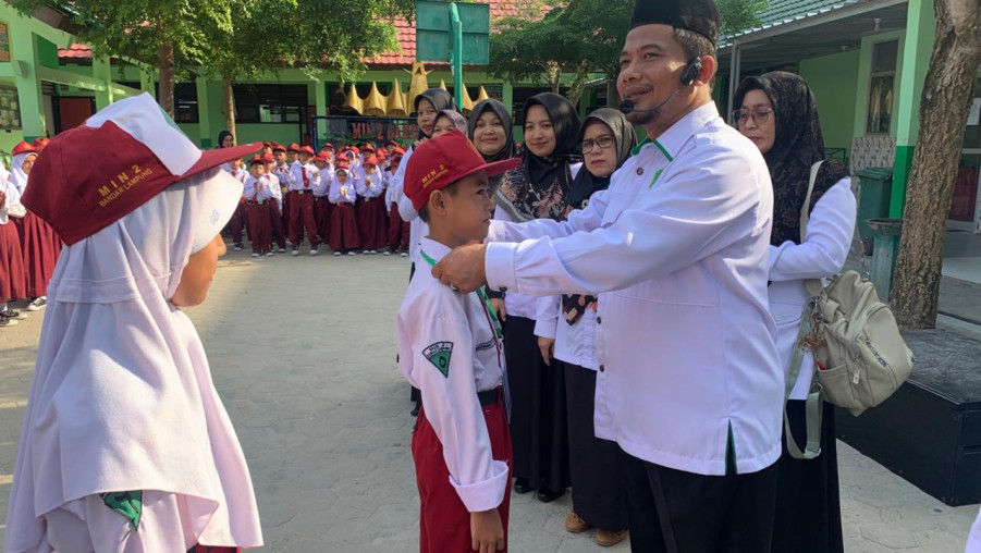 Pembukaan STS Semester Ganjil 2025: Penyematan Kartu Ujian Warnai Awal Perjuangan Siswa MIN 2 Bandar Lampung