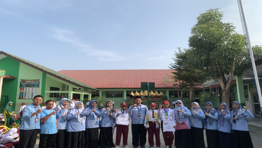 Suntikan Semangat Bagi Generasi Emas: Kepala MIN 2 Bandar Lampung Anugerahi Voucher Kantin Prestasi untuk Siswa Berprestasi