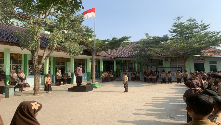Disiplin, Rapi, dan Bertanggung Jawab — Pesan Penting dari Upacara Penurunan Bendera