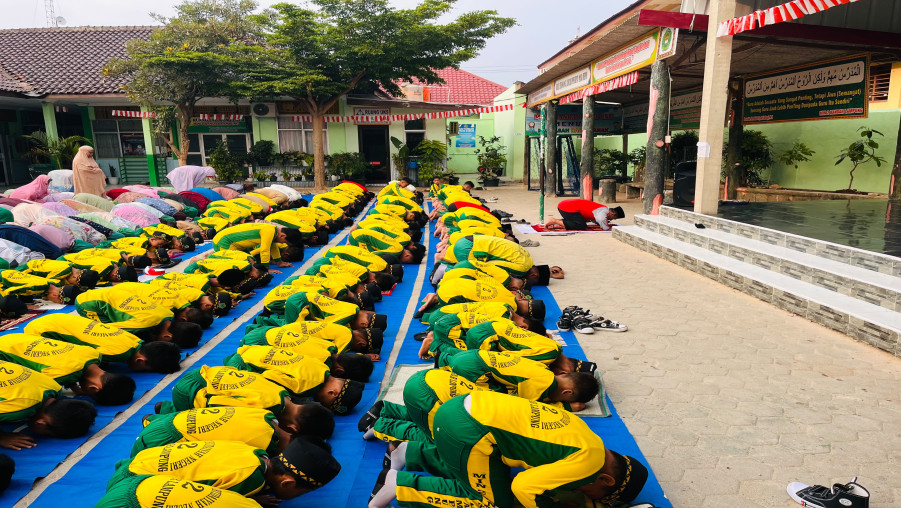 Khidmat di Lapangan Terbuka: MIN 2 Bandar Lampung Gelar Sholat Duha Berjamaah Dipimpin Langsung oleh Kepala Madrasah