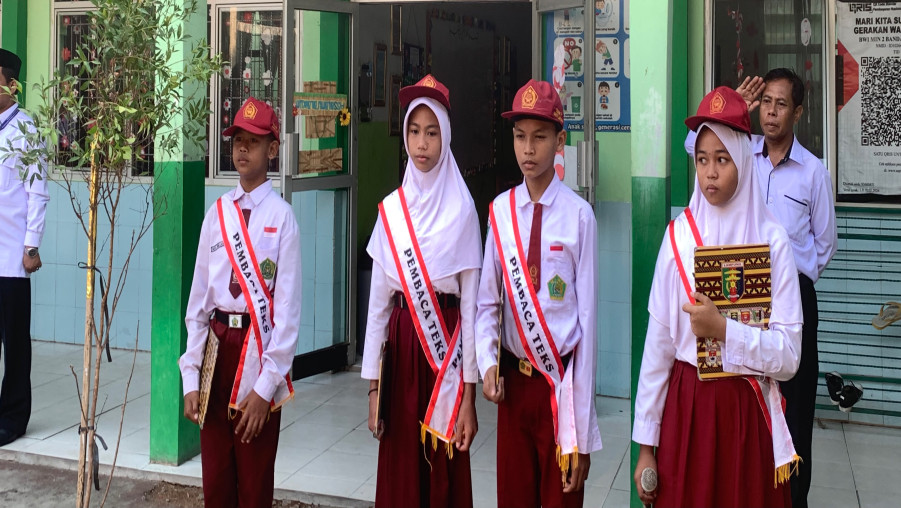 Upacara Bendera Khidmat di Hari Pertama PTS: Aksi Memukau Kelas VI Abdurrahman dan Pesan Inspiratif Ibu Lisda, S.Ag.