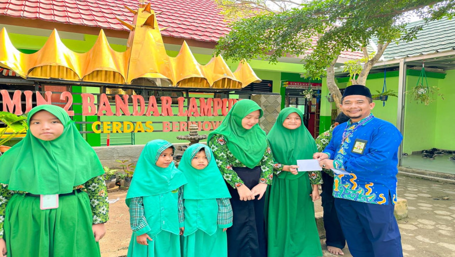 Wujud Kepedulian, Wali Murid Salurkan Santunan untuk 11 Siswa Yatim di MIN 2 Bandar Lampung