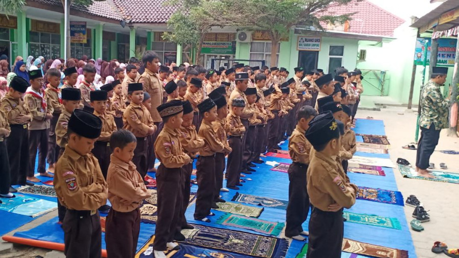 Sebelum Ujian, Isi Pagi dengan Cahaya Iman: Siswa MIN 2 Bandar Lampung Laksanakan Sholat Dhuha Berjamaah