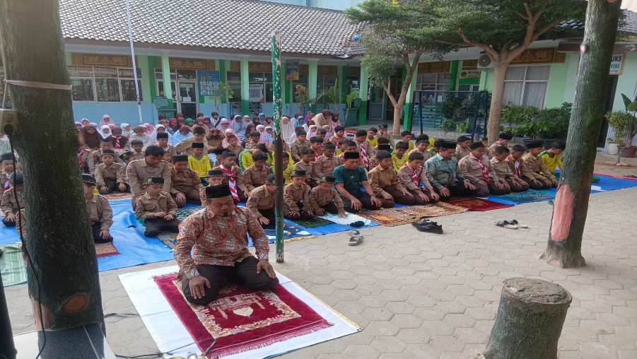 Kekhusyukan di Lapangan Terbuka: Ratusan Siswa dan Guru MIN 2 Bandar Lampung Gelar Sholat Dhuha Berjamaah