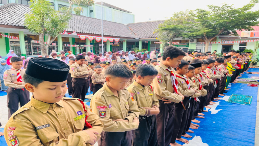 Kompak dan Khidmat, MIN 2 Bandar Lampung Gelar Sholat Duha Berjamaah 4 Rakaat Dipimpin oleh Bapak Poniran, S.Pd.I.