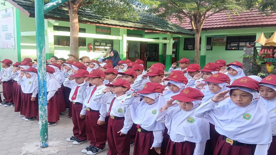 Tanamkan Karakter Sejak Dini, MIN 2 Bandar Lampung Gelar Upacara Bendera Penguatan Dua Pilar Kesuksesan