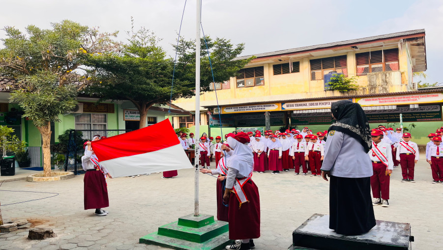 MIN 2 Bandar Lampung Gelar Upacara Pengibaran Bendera: Usung Pesan Bijak Berteknologi dan Edukasi Adiwiyata