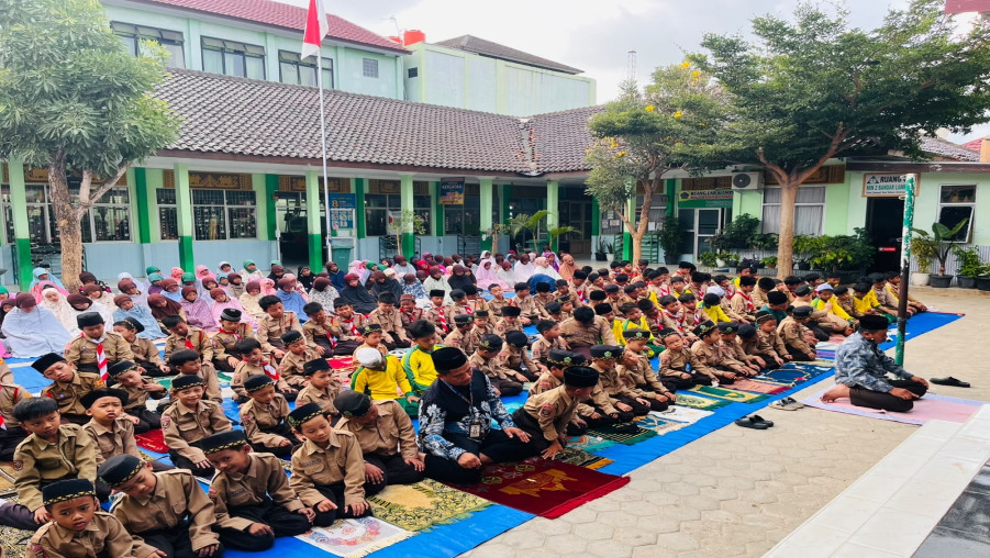 Tumbuhkan Karakter Religius Sejak Dini, Siswa-Siswi MIN 2 Bandar Lampung Rutin Gelar Sholat Dhuha Berjamaah Diimami oleh Pak Poniran, S.Pd.I.