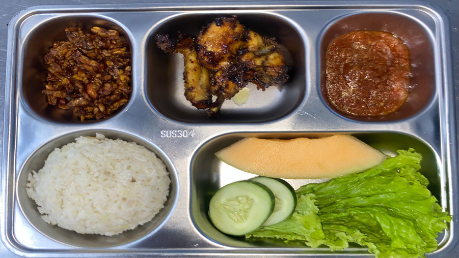 Lezat dan Bergizi, Ompreng MBG Ludes Dinikmati Siswa MIN 2 Bandar Lampung