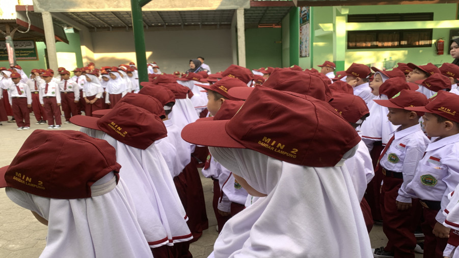 Tanamkan Disiplin dan Keselamatan Siswa, Pembina Upacara MIN 2 Bandar Lampung Tegaskan Pentingnya Patuhi Tata Tertib