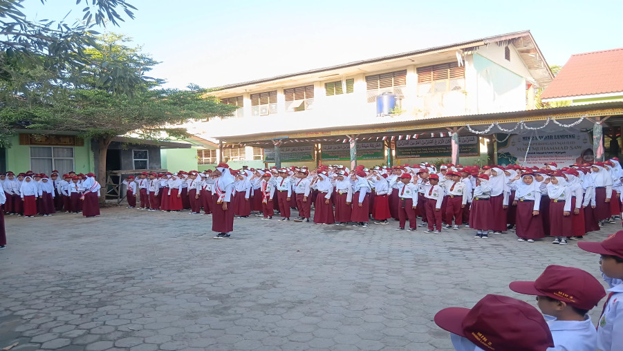Petugas Kelas 5 Ibnu Kholdun Sukses Jalankan Upacara Bendera, Siswi Jadi Pemimpin Upacara