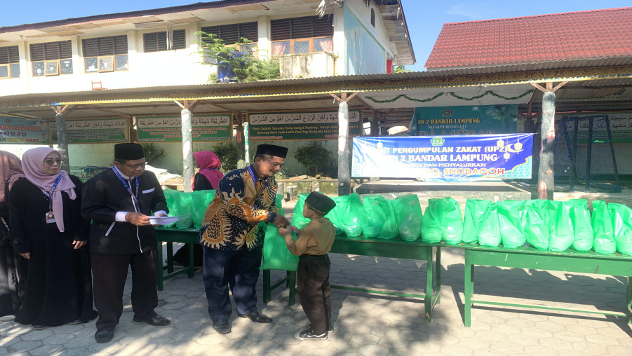 Wujudkan Kepedulian, MIN 2 Bandar Lampung Salurkan Zakat Fitrah Berupa Beras dan Uang Tunai kepada Mustahiq