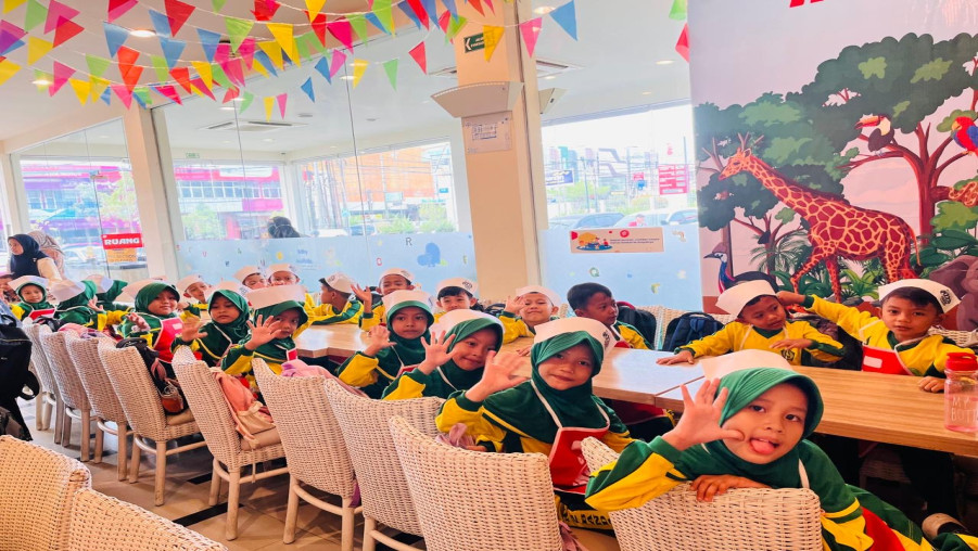 Serunya Belajar di Luar Kelas, Siswa Kelas 1 MIN 2 Bandar Lampung Jadi Chef Cilik di Pizza Hut Antasari