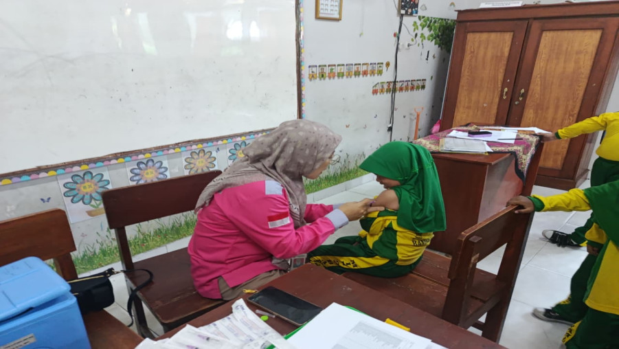 SUKSES GEMILANG! Kolaborasi MIN 2 Bandar Lampung dan Puskesmas Kupang Kota Lindungi Ratusan Siswa Lewat Imunisasi DT/TD.