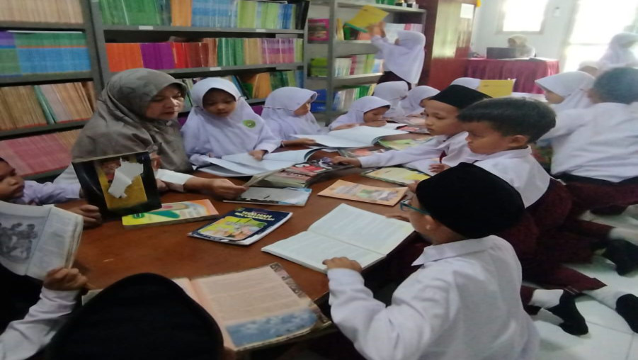 Penuh Semangat, Seluruh Siswa MIN 2 Bandar Lampung Ikuti Kunjungan Perpustakaan Sesuai Jadwal