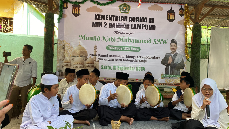 Tim Hadroh MIN 2 Bandar Lampung Tampilkan Aksi Memukau di Peringatan Maulid Nabi SAW