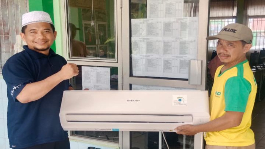 Jumat Berkah! MIN 2 Bandar Lampung kembali menerima bantuan 1 unit AC