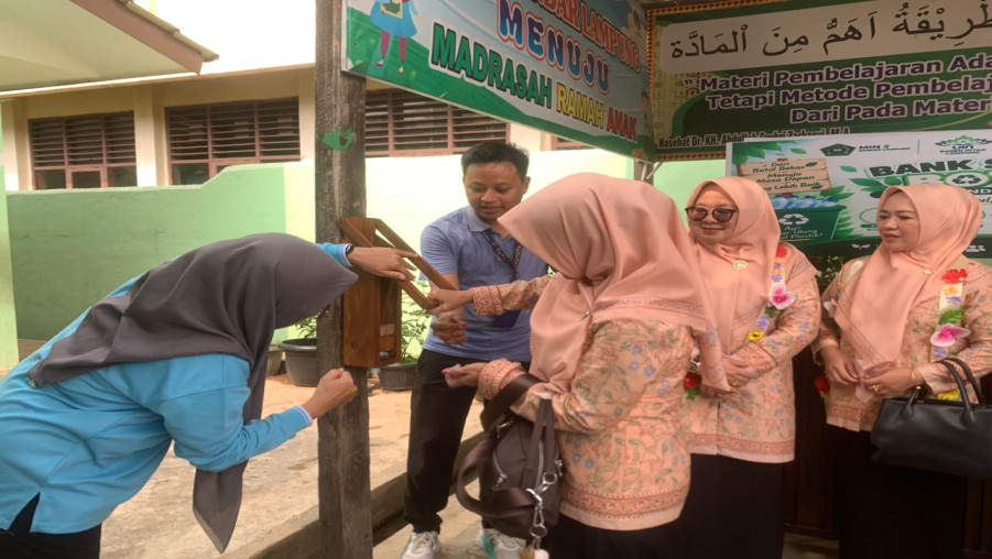 Ketua DWP dan Rombongan tinjau dan beri dukungan program Ekoteologi melalui Bank Sampah Madrasah