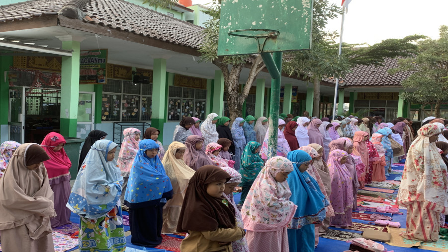 Sejuknya Pagi, Bersujud Bersama Siswa Siswi MIN 2 Bandar Lampung Laksanakan Sholat Dhuha