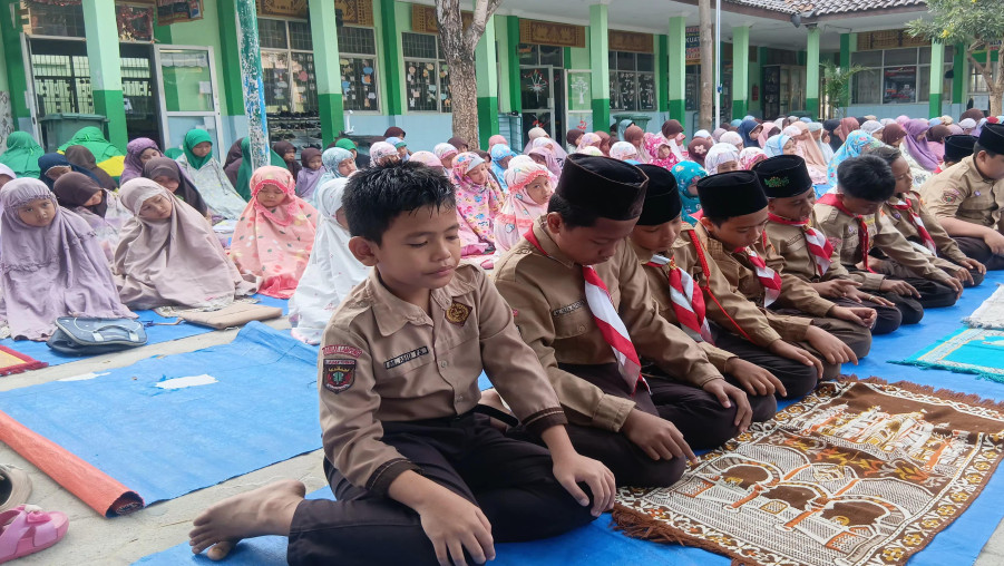 Pagi Penuh Cahaya : Siswa siswi MIN 2 Bandar Lampung Tunaikan Sholat Dhuha Bersama