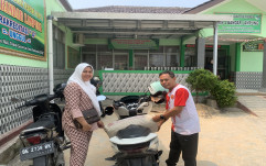 Salah Satu Wali Murid Beri Bantuan 1 Sak Semen untuk MIN 2 Bandar Lampung
